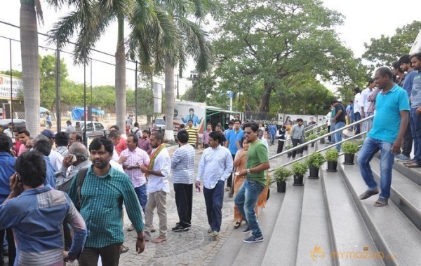 Babu Bangaram Theatre Coverage Stills