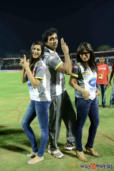 CCL 3 Celebs At LB Stadium 