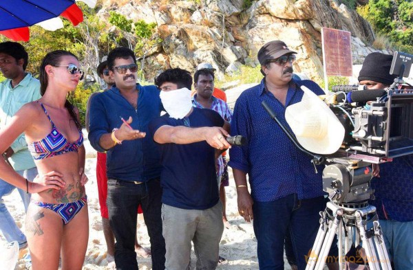  Chuttalabbayi Working Stills 