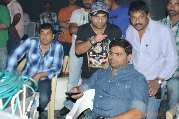 Ram Charan Yevadu Working Stills