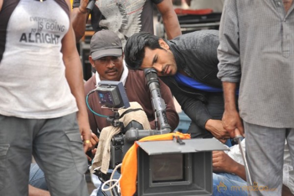 Ram Charan Yevadu Working Stills