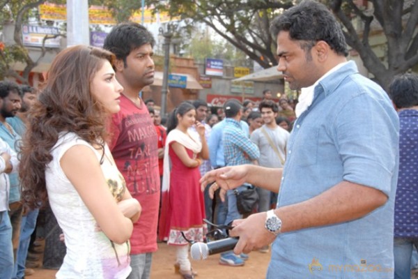 Ram Charan Yevadu Working Stills