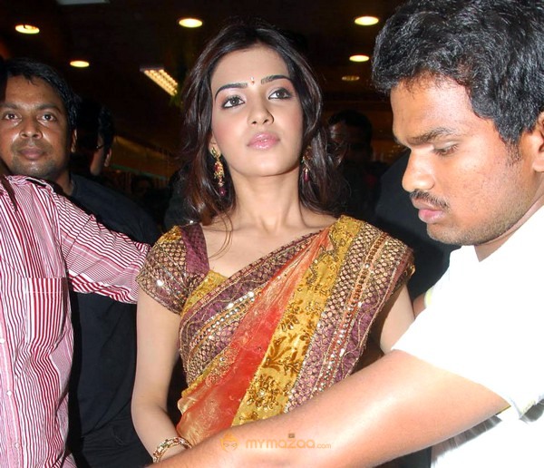 Samantha New Photo Stills In Saree