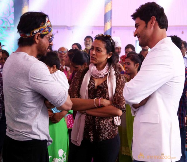  Shah Rukh Khan Meets Mahesh Babu At Brahmotsavam Sets 