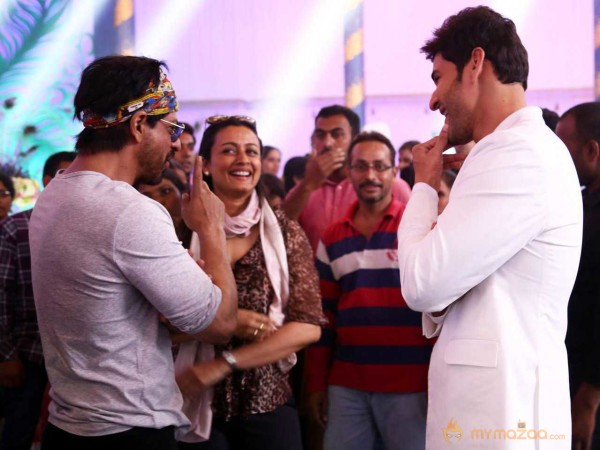  Shah Rukh Khan Meets Mahesh Babu At Brahmotsavam Sets 