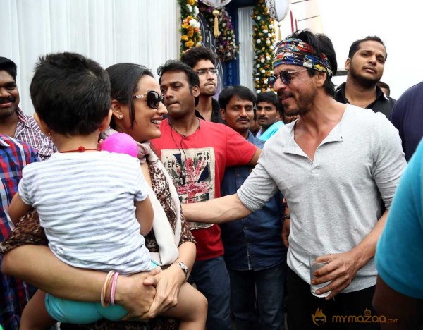  Shah Rukh Khan Meets Mahesh Babu At Brahmotsavam Sets 