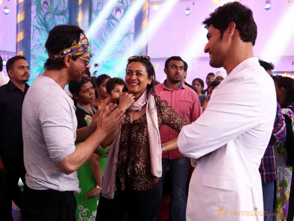  Shah Rukh Khan Meets Mahesh Babu At Brahmotsavam Sets 