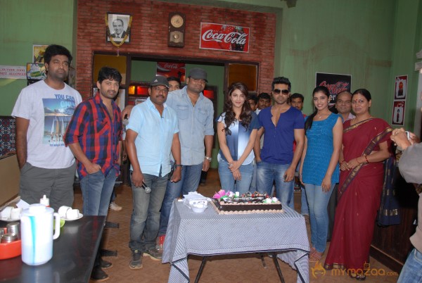 Shruti Haasan Birthday Celebration At Yevadu Set  