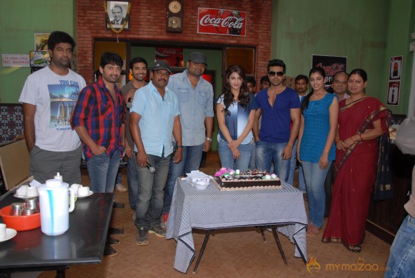 Shruti Haasan Birthday Celebration At Yevadu Set  