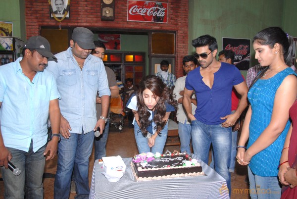 Shruti Haasan Birthday Celebration At Yevadu Set  