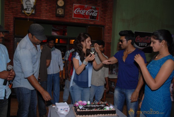 Shruti Haasan Birthday Celebration At Yevadu Set  