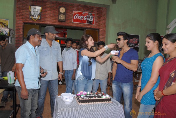 Shruti Haasan Birthday Celebration At Yevadu Set  