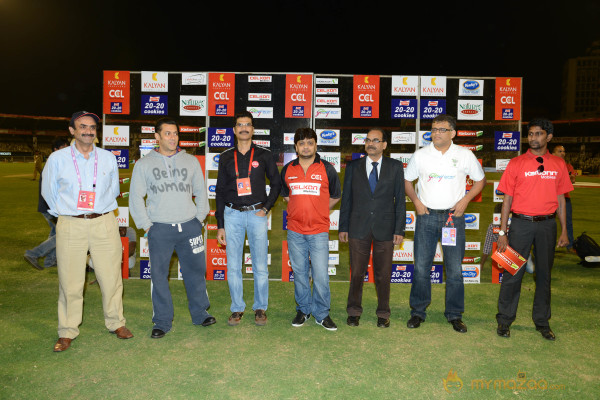 Telugu Warriors & Mumbai Heroes Teams At LB Stadium 