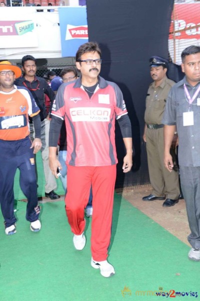 Telugu Warriors & Mumbai Heroes Teams At LB Stadium 