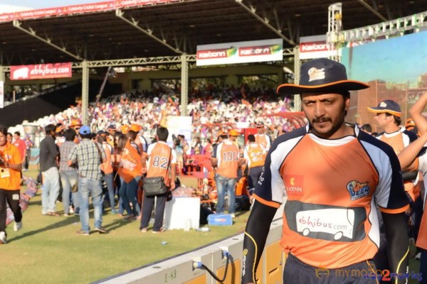 Telugu Warriors & Mumbai Heroes Teams At LB Stadium 