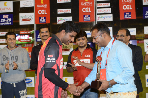 Telugu Warriors & Mumbai Heroes Teams At LB Stadium 