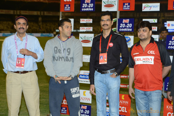 Telugu Warriors & Mumbai Heroes Teams At LB Stadium 