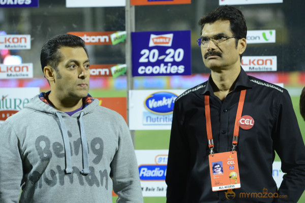 Telugu Warriors & Mumbai Heroes Teams At LB Stadium 