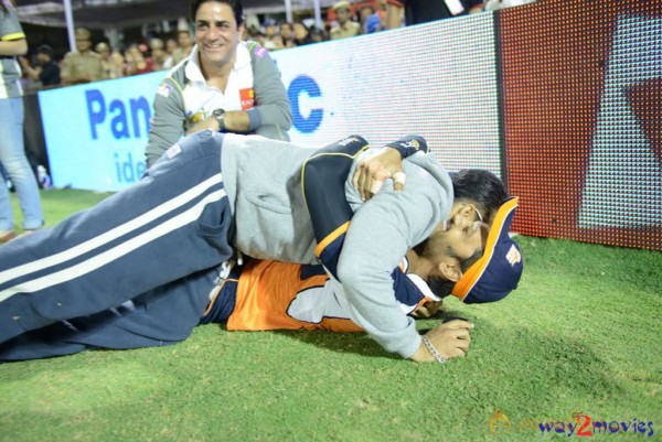 Telugu Warriors & Mumbai Heroes Teams At LB Stadium 