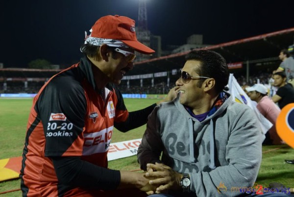 Telugu Warriors & Mumbai Heroes Teams At LB Stadium 