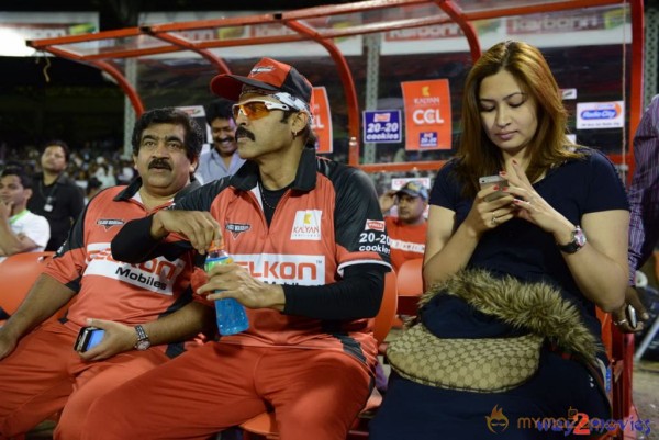 Telugu Warriors & Mumbai Heroes Teams At LB Stadium 