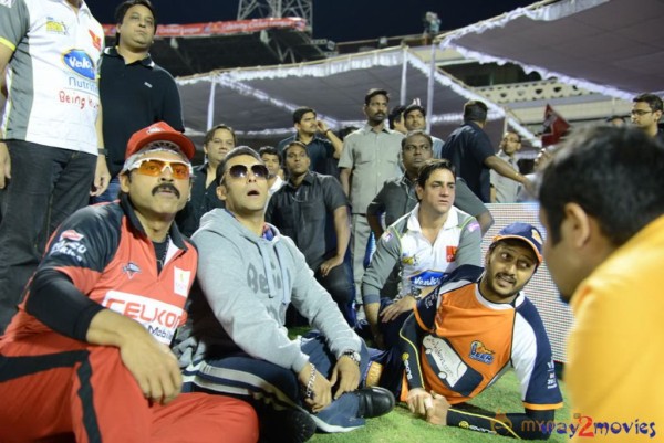 Telugu Warriors & Mumbai Heroes Teams At LB Stadium 