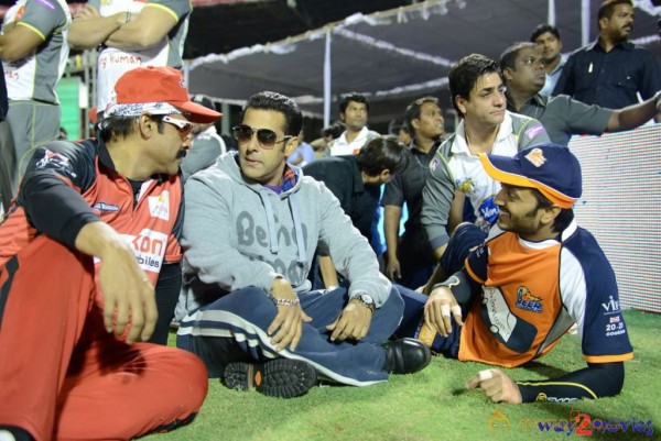 Telugu Warriors & Mumbai Heroes Teams At LB Stadium 