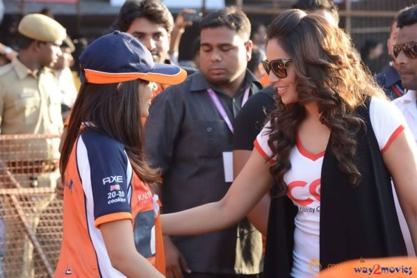 Telugu Warriors & Mumbai Heroes Teams At LB Stadium 