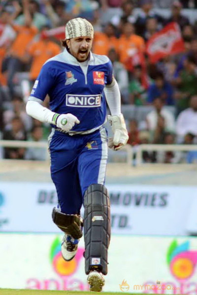 Telugu Warriors Vs Karnataka Bulldozers CCL 3 Match Gallery 