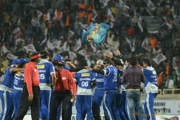 Telugu Warriors Vs Karnataka Bulldozers CCL 3 Match Gallery 