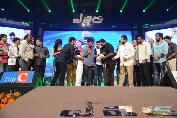 Yevadu Audio Launch Photos Set6