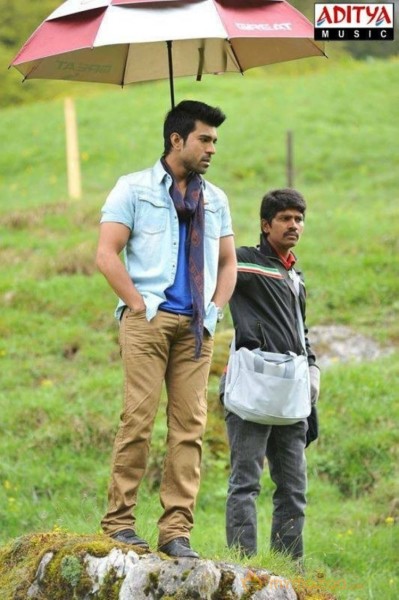 Yevadu Movie Working Stills