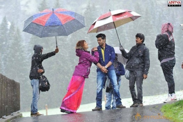 Yevadu Movie Working Stills