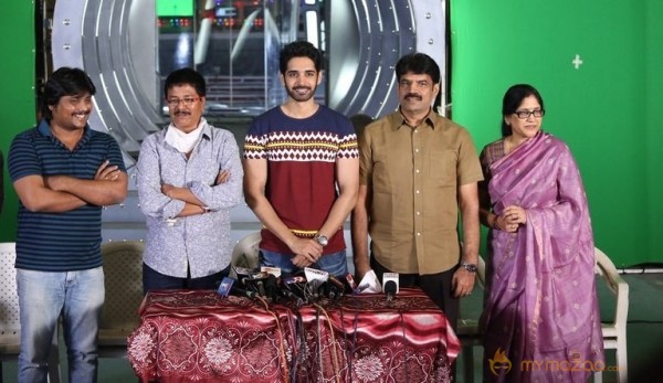 Aatadukundam Raa PressMeet Stills