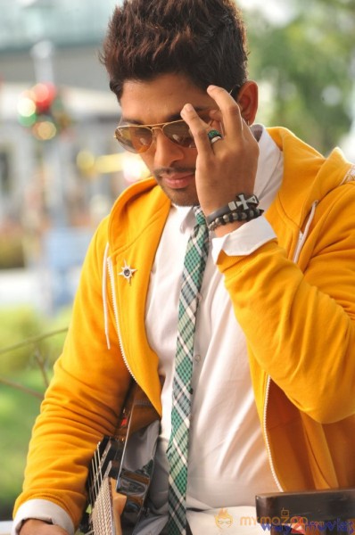 Allu Arjun Iddarammayilatho Movie Stills 