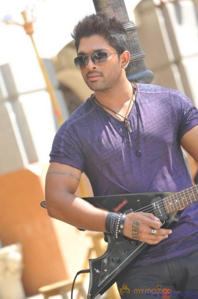 Allu Arjun Iddarammayilatho Movie Stills 