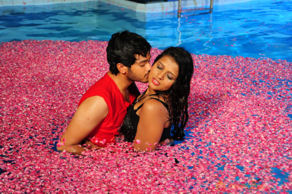 Amma Nanna Oorelithe Hot Movie Stills 