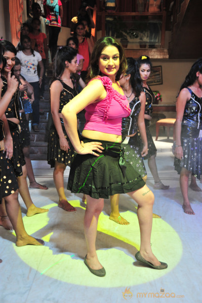 Amma Nanna Oorelithe Movie Item Song Stills 