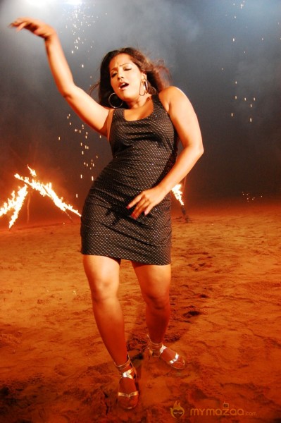 Bhaja Bhajantrilu Movie Spicy Stills 