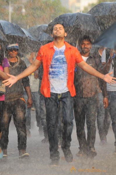 Gunde Jaari Gallanthayindhe New Movie Stills 