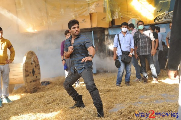 Iddarammayilatho Movie & Working Stills 