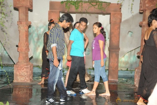 Manasunu Maya Seyyake Movie Onlocation Stills 