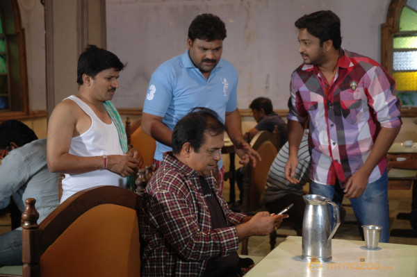 Pakdo Pakdo Movie New Stills 