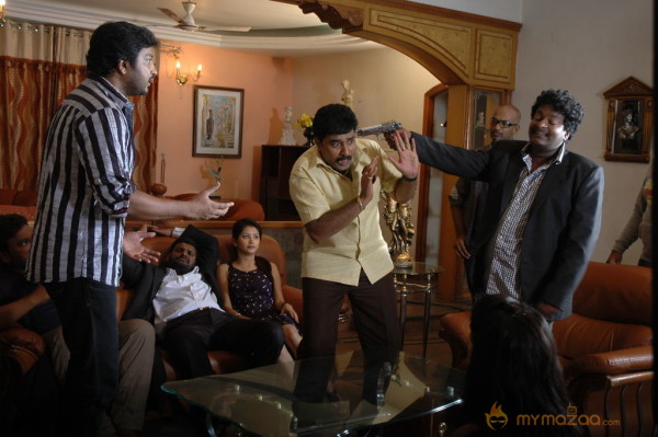 Pakdo Pakdo Movie Stills 