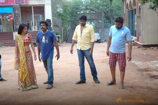 Pakdo Pakdo Movie Stills 