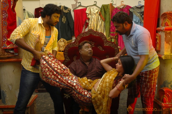 Pakdo Pakdo Movie Stills 