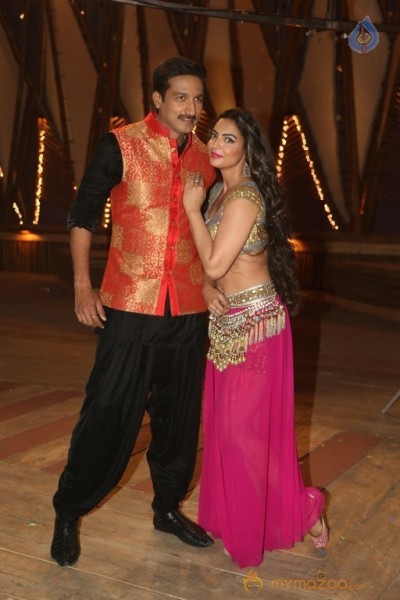 Soukhyam Item Song Stills1