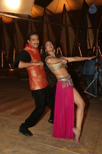 Soukhyam Item Song Stills1