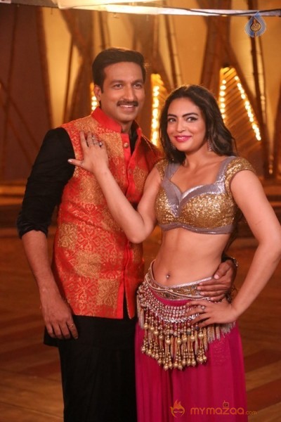 Soukhyam Item Song Stills1