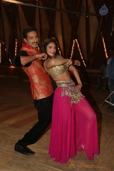 Soukhyam Item Song Stills1